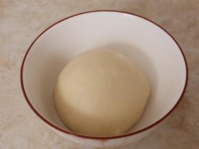 将油皮放在碗中，盖上保鲜膜，松弛30分钟。