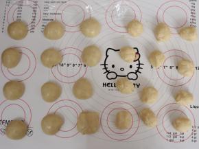 松弛时间到了之后将油皮和油酥各自均分成12份，滚圆后盖上保鲜膜备用。记得做的时候全程盖好保鲜膜。