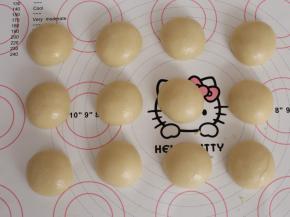 取一份油皮，用擀面杖擀成圆形，在中间放上一份油酥，像包包子一样包好，收口记得捏紧。