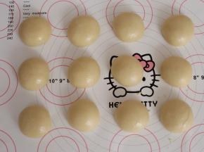 取一份油皮，用擀面杖擀成圆形，在中间放上一份油酥，像包包子一样包好，收口记得捏紧。