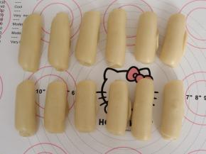 记得盖上保鲜膜，第一次擀卷完成之后松弛15分钟。