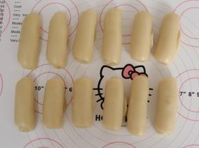 记得盖上保鲜膜，第一次擀卷完成之后松弛15分钟。