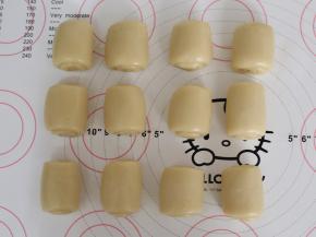 依次卷好所有的面团，盖上保鲜膜松弛15分钟。