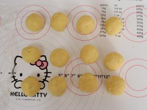 将绿豆馅平均分成12份。