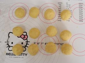 将绿豆馅平均分成12份。