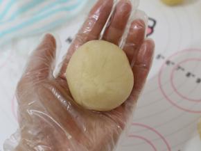 收口一定要收紧。收好口之后将其滚圆。