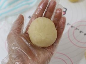 收口一定要收紧。收好口之后将其滚圆。