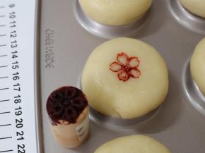 给绿豆饼印上花纹，再送入预热好的东菱烤箱，上火180℃，下火170℃，中层，烘烤25分钟。