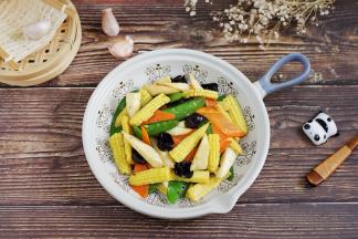 营养美味又缤纷的玉米笋炒时蔬就制作完成了。