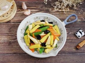 营养美味又缤纷的玉米笋炒时蔬就制作完成了。