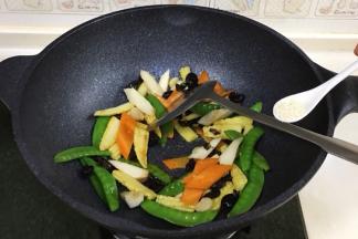 加1小匙鸡精调味即可出锅。