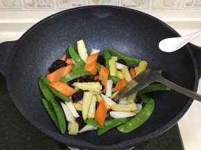 加1小匙盐翻炒均匀。