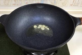 放入切好的蒜片爆香。