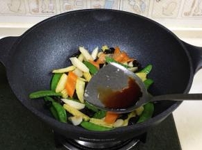 加1勺生抽翻炒均匀。
