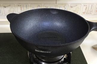 开火预热新思特不粘炒锅，倒入适量食用油。