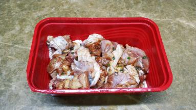 鸡腿斩件用烧烤料、糖腌制2小时