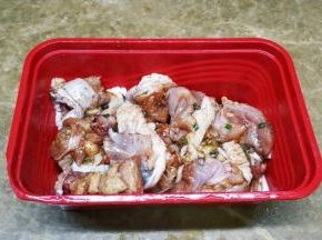 鸡腿斩件用烧烤料、糖腌制2小时