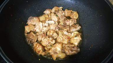 炒至肉质变紧致