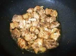 炒至肉质变紧致