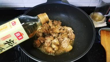 倒入料酒、蚝油、水