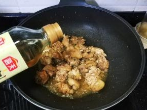 倒入料酒、蚝油、水