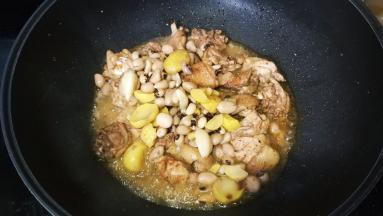 倒入煲软的花生眉豆栗子