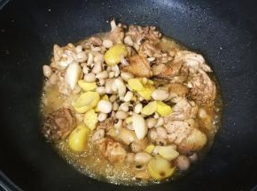 倒入煲软的花生眉豆栗子