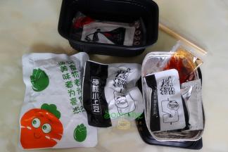 打开包装：有蔬菜包、硬核的小土豆、烤面筋、调料油、烧烤粉，发热包、还有餐具筷子和盒子。