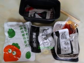 打开包装：有蔬菜包、硬核的小土豆、烤面筋、调料油、烧烤粉，发热包、还有餐具筷子和盒子。