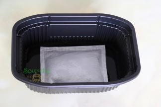 发热包撕开塑料包装，放入饭盒底层中间位置，倒入冷水，水里不要超过水位线，饭盒底部有水位线标识，请看清楚。