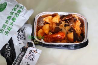 上层盒子取出，把有蔬菜包、硬核的小土豆、烤面筋倒入饭盒，用快赞我松散，接着把调料油倒入拌均。这个油是辣味，根据自己喜欢增减。