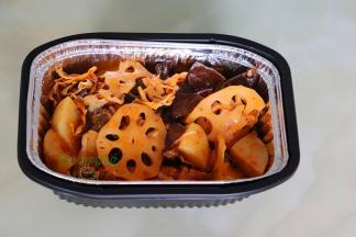 迅速放入上层饭盒，并盖上盖子，盖子中间有出气孔，千万不能把出气孔遮住，这个出气孔能看见水蒸气冒充。从倒入冷水，放入食物饭盒，盖上盖子，这些一定要快。小心烫手。