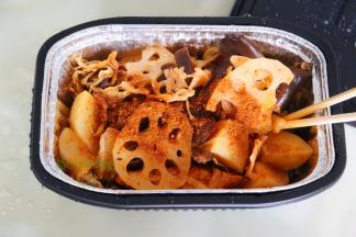 在6分钟左右的时候，开盖放入烧烤粉，并用筷子拌均，然后再烤2分钟，整个过程只需8分钟。麻辣美味的烧烤就可以吃了，方便快捷，实在过瘾。