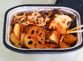 在6分钟左右的时候，开盖放入烧烤粉，并用筷子拌均，然后再烤2分钟，整个过程只需8分钟。麻辣美味的烧烤就可以吃了，方便快捷，实在过瘾。