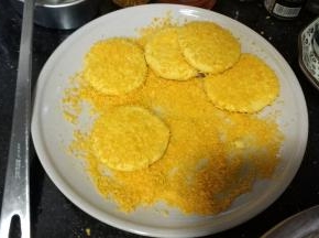 两边粘上面包糠