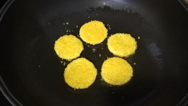 锅里热油放入南瓜饼