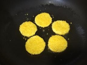 锅里热油放入南瓜饼