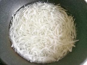 萝卜去皮洗净擦丝，放入沸水中汆烫两分钟捞出，煮时加胡椒粉。