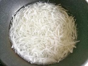 萝卜去皮洗净擦丝，放入沸水中汆烫两分钟捞出，煮时加胡椒粉。