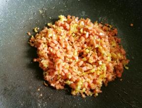 锅中放油，加入姜末爆香，然后加火腿和虾米翻炒两分钟，盛出备用。