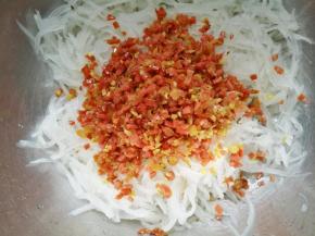 加入萝卜丝中。