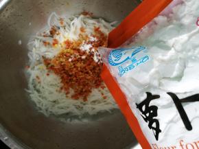 然后再放入萝卜糕预拌粉。