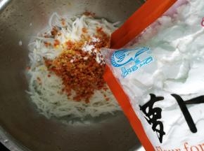 然后再放入萝卜糕预拌粉。