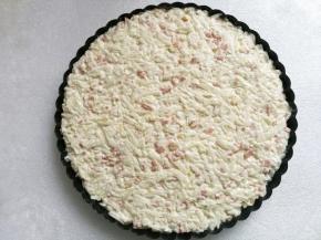 糕盘内壁均匀刷少许油，将萝卜糕面团倒入其中拌匀。