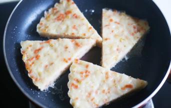 小火煎制两面上色即可。