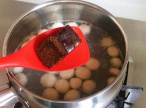 锅中水沸，转动水，下入小圆子，不停搅动，一面糊底，至小圆子漂浮起来，加入老红糖，煮至融化。
