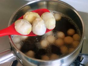 加入去皮的小芋艿，再次煮沸即可。