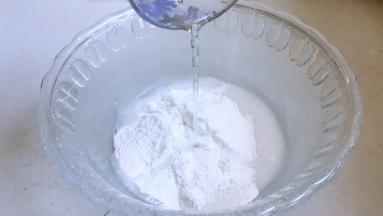 糯米粉加水搅拌成大颗粒。