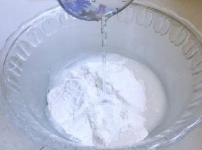 糯米粉加水搅拌成大颗粒。