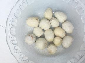 小芋艿去皮。